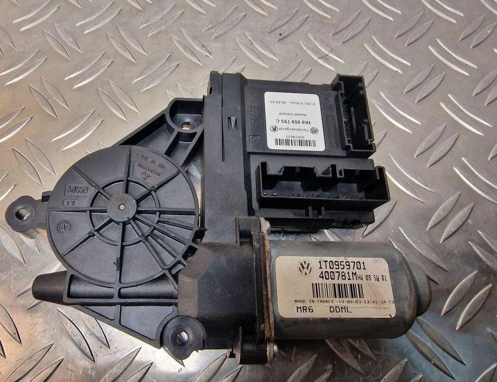 VOLKSWAGEN Touran 1 generation (2003-2015) Priekšējo kreiso durvju logu pacēlāja motorīts 1K0959793C 31237051
