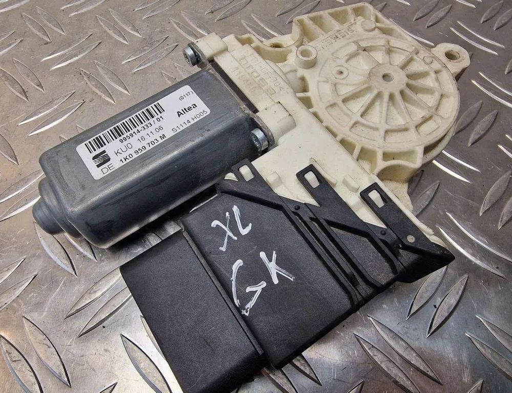 SEAT Altea 1 generation (2004-2013) Aizmugurējo labo durvju loga vadības motorīts 1K0959703M 31237760