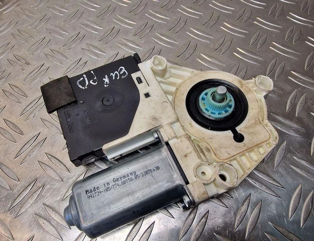 VOLKSWAGEN Passat B7 (2010-2015) Priekšējo kreiso durvju logu pacēlāja motorīts 1K0959792N,1K0959702AC 31237834