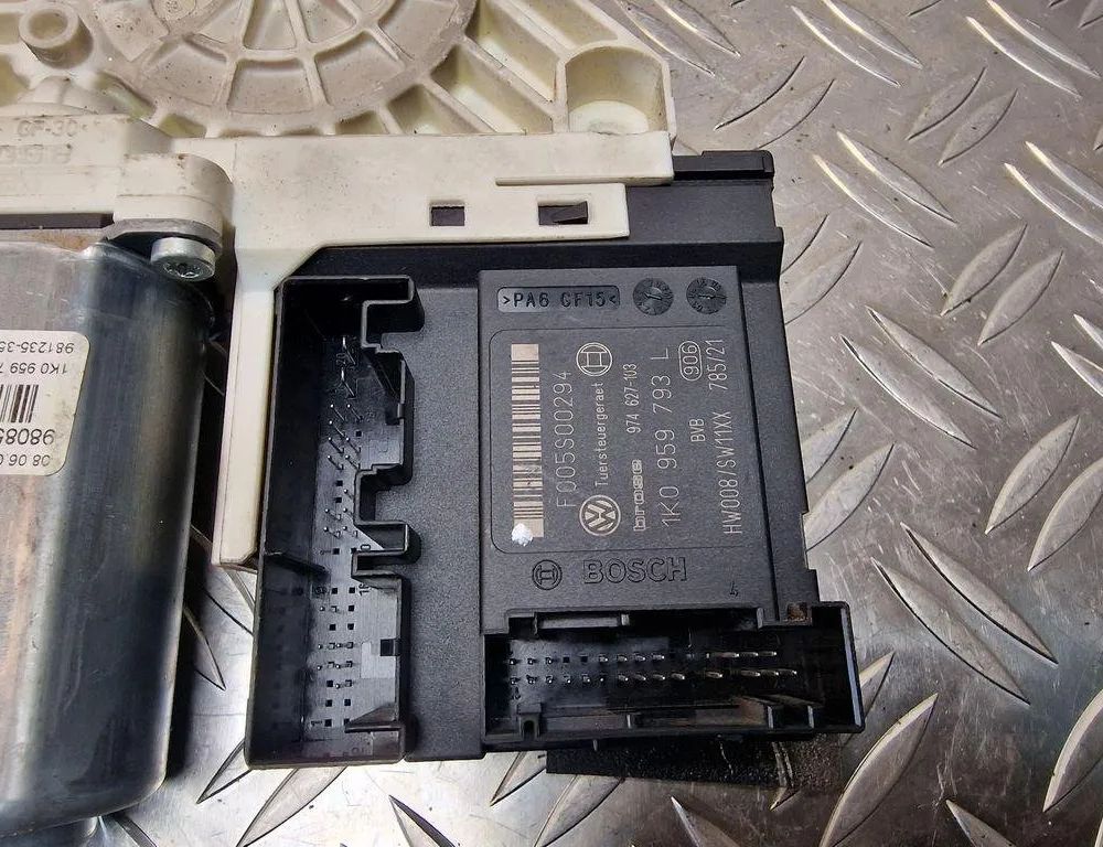 VOLKSWAGEN Passat B7 (2010-2015) Маторчик стеклоподъемника передней левой двери 1K0959701P,1K0959793L 31238753