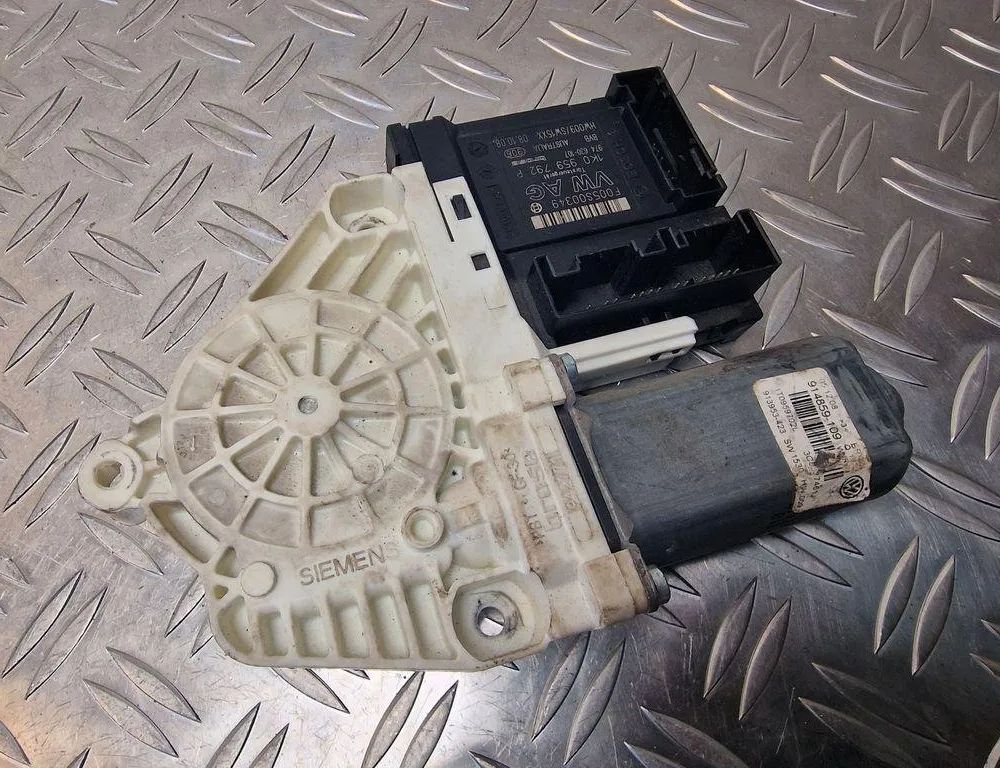 VOLKSWAGEN Passat CC 1 generation (2008-2017) Priekšējo kreiso durvju logu pacēlāja motorīts 1K0959792P,1T0959702L 31239346