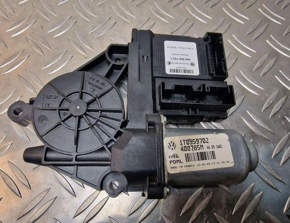 VOLKSWAGEN Touran 1 generation (2003-2015) Маторчик стеклоподъемника передней правой двери 1K0959792C 31239535