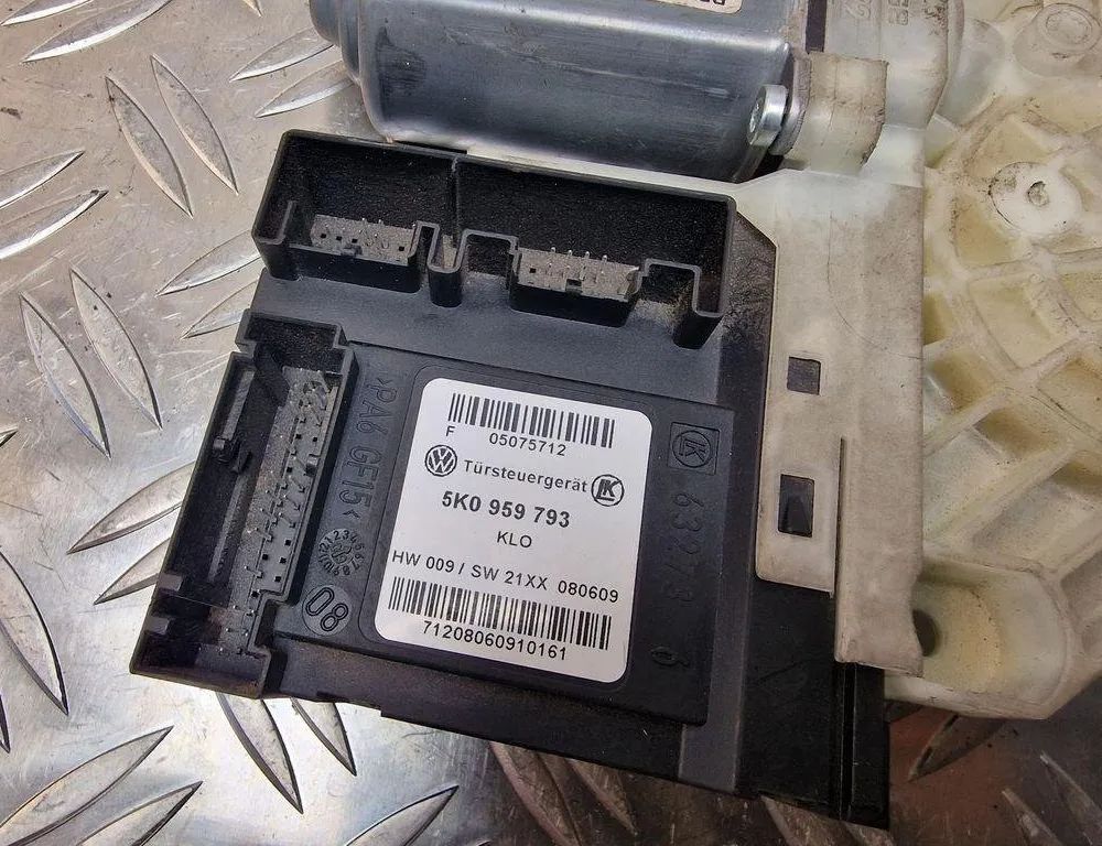 VOLKSWAGEN Golf 8 generation (2019-2023) Маторчик стеклоподъемника передней левой двери 5K0959701D,5K0959793 31242002