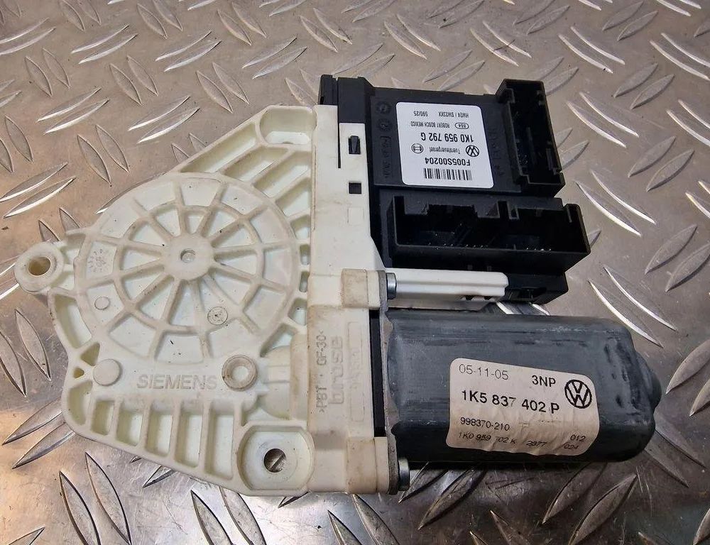 VOLKSWAGEN Jetta 3 generation (1992-1998) Front Left Door Window Regulator Motor 1K0959792G,1K5837402P 31242544