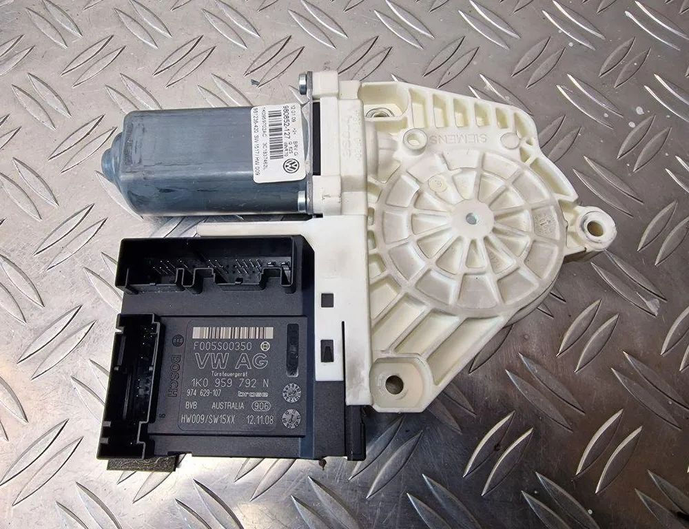 VOLKSWAGEN Passat B6 (2005-2010) Priekšējo kreiso durvju logu pacēlāja motorīts 1K0959792N,1K0959702AC 31243157