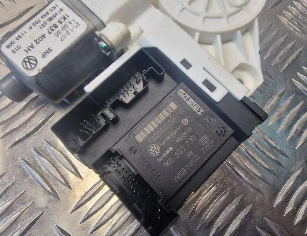 VOLKSWAGEN Jetta 3 generation (1992-1998) Priekšējo kreiso durvju logu pacēlāja motorīts 1K0959792L 31243185