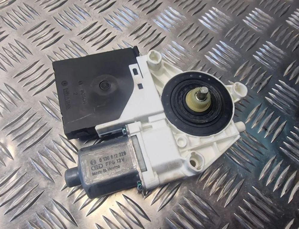 VOLKSWAGEN Jetta 3 generation (1992-1998) Priekšējo kreiso durvju logu pacēlāja motorīts 1K0959792L 31243185