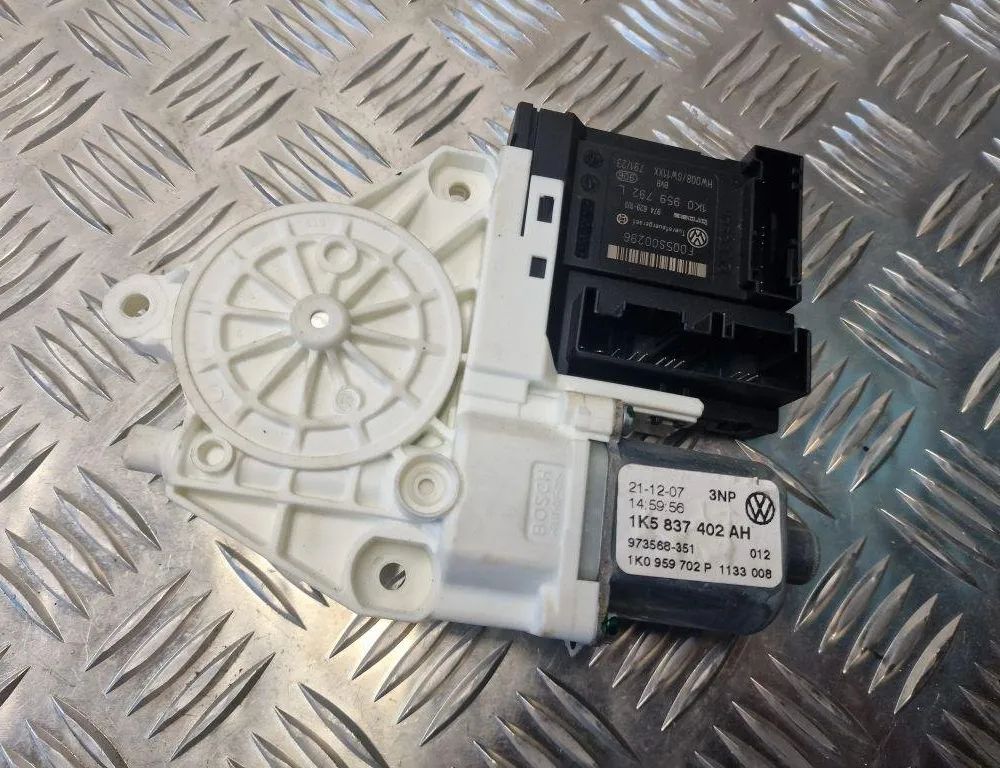 VOLKSWAGEN Jetta 3 generation (1992-1998) Priekšējo kreiso durvju logu pacēlāja motorīts 1K0959792L 31243185