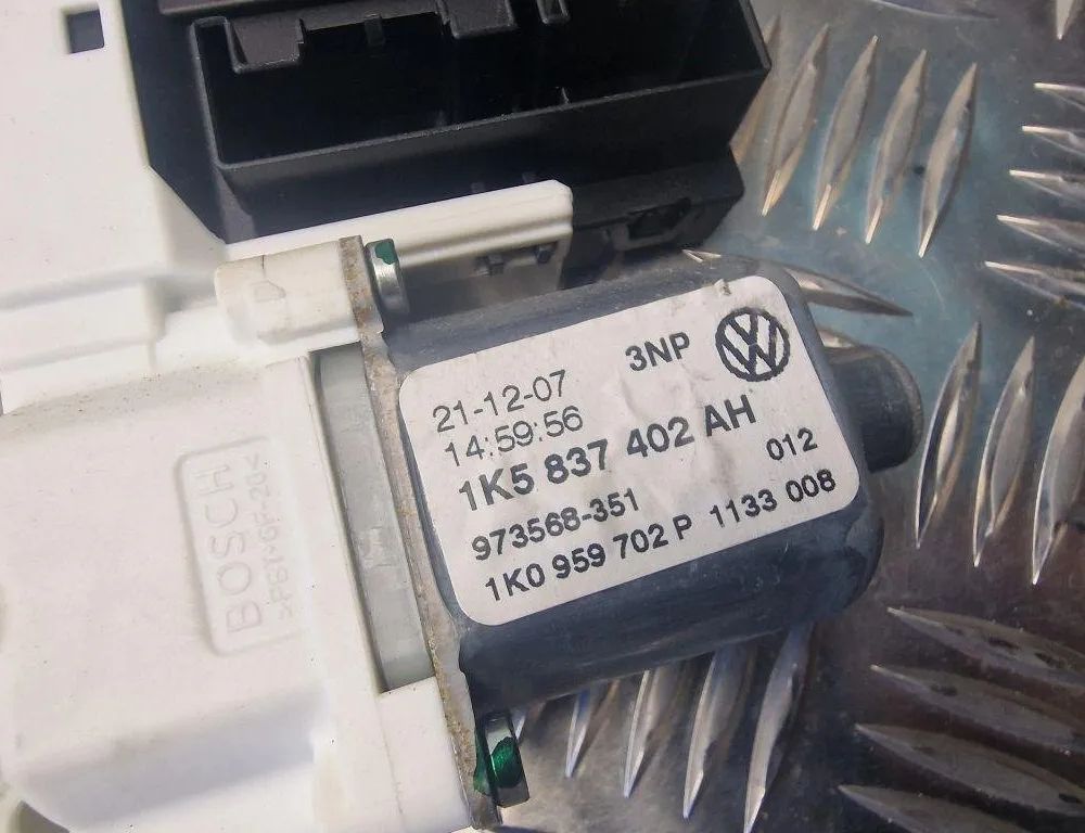 VOLKSWAGEN Jetta 3 generation (1992-1998) Priekšējo kreiso durvju logu pacēlāja motorīts 1K0959792L 31243185