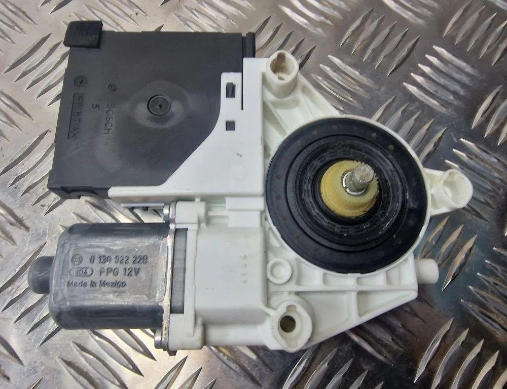 VOLKSWAGEN Variant VII TDI (2014-2024) Маторчик стеклоподъемника передней левой двери 1K5837401AJ 31244944