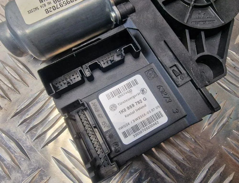 VOLKSWAGEN Touran 1 generation (2003-2015) Priekšējo kreiso durvju logu pacēlāja motorīts 1T0959702B 31246717