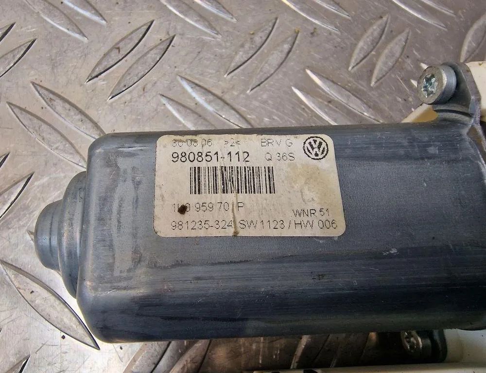 VOLKSWAGEN Passat B7 (2010-2015) Маторчик стеклоподъемника передней левой двери 1K0959701P,1K0959793L 31246945