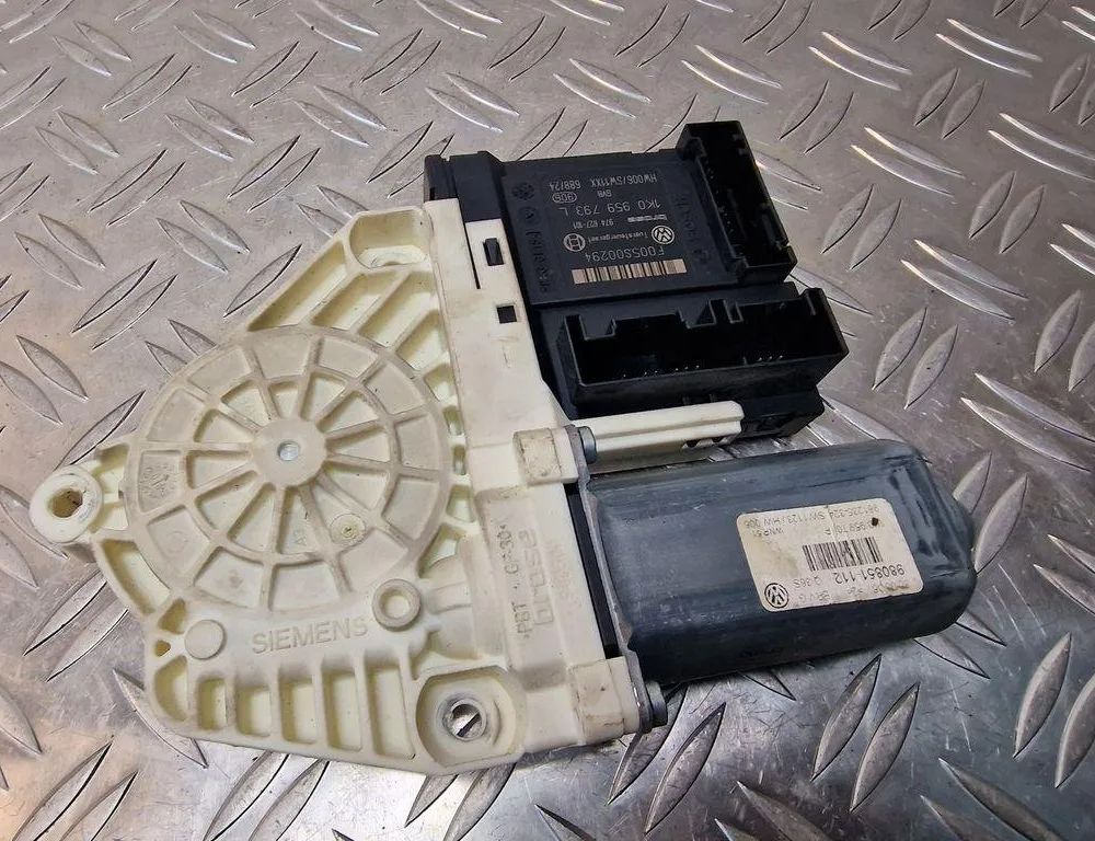 VOLKSWAGEN Passat B7 (2010-2015) Маторчик стеклоподъемника передней левой двери 1K0959701P,1K0959793L 31246945
