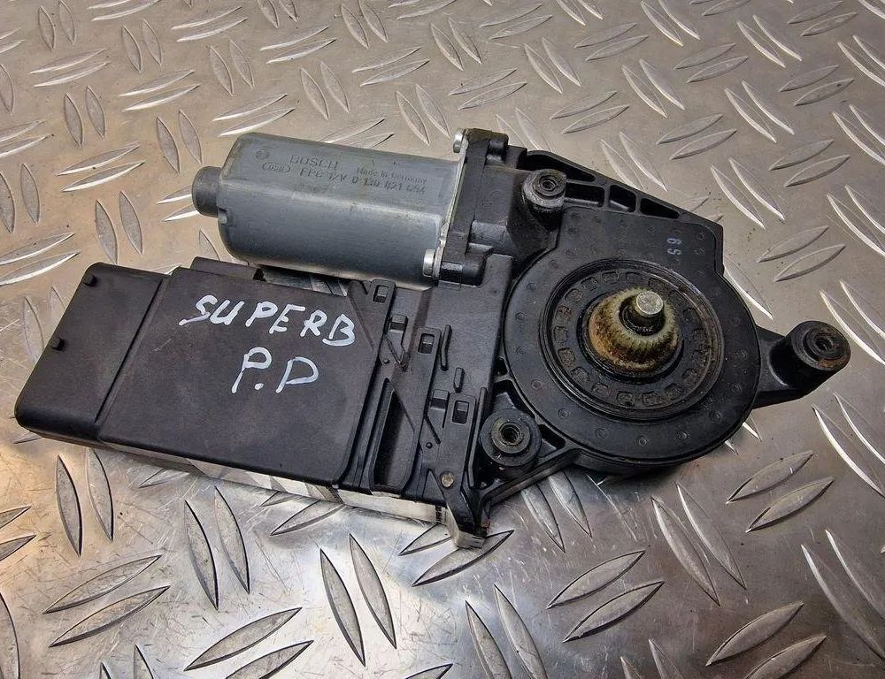 SKODA Superb 2 generation (2008-2015) Front Right Door Window Control Motor 1C1959802,105415301 31247126