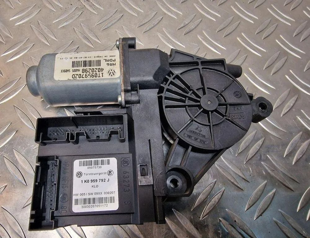 VOLKSWAGEN Touran 1 generation (2003-2015) Priekšējo labo durvju logu pacelšanas motorīts 1K0959792J 31247484