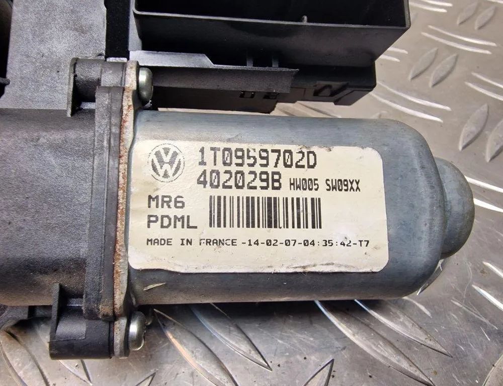 VOLKSWAGEN Touran 1 generation (2003-2015) Priekšējo labo durvju logu pacelšanas motorīts 1K0959792J 31247484
