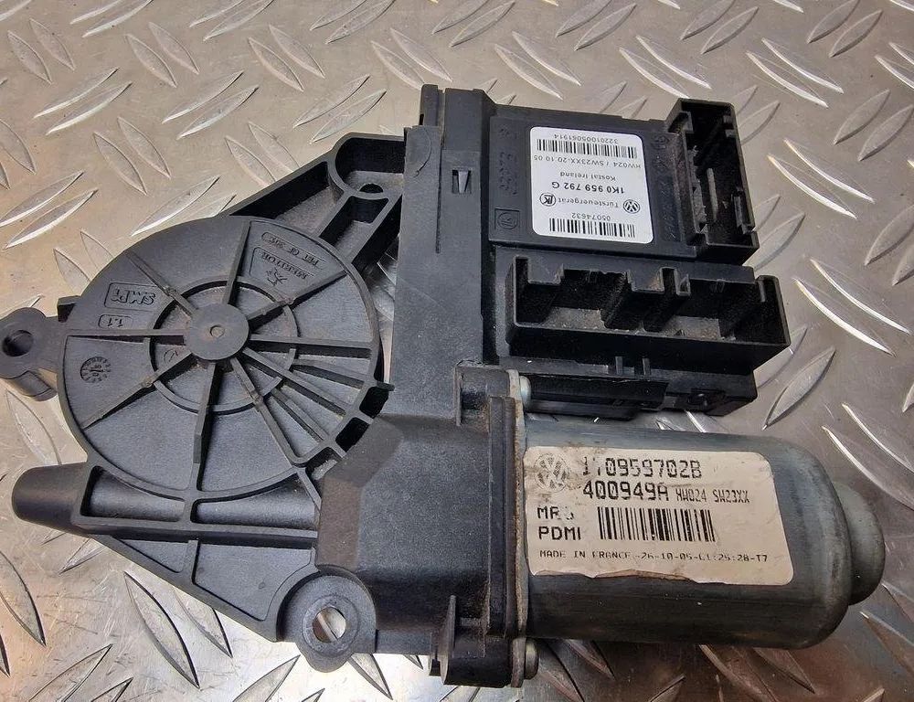 VOLKSWAGEN Touran 1 generation (2003-2015) Priekšējo kreiso durvju logu pacēlāja motorīts 1K0959792G,1T0959702B 31250137