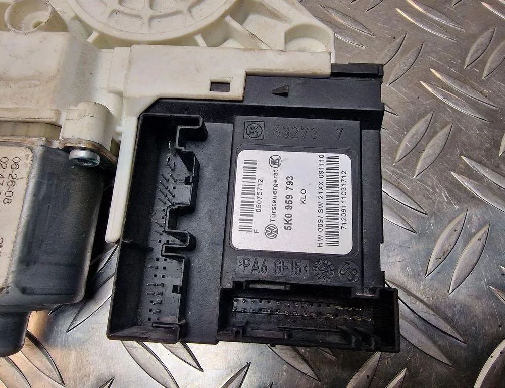 VOLKSWAGEN Golf 8 generation (2019-2023) Priekšējo kreiso durvju logu pacēlāja motorīts 1K5837402AQ,5K0959793 31251175