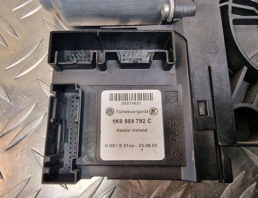 VOLKSWAGEN Touran 1 generation (2003-2015) Маторчик стеклоподъемника передней правой двери 1K0959792C 31251935