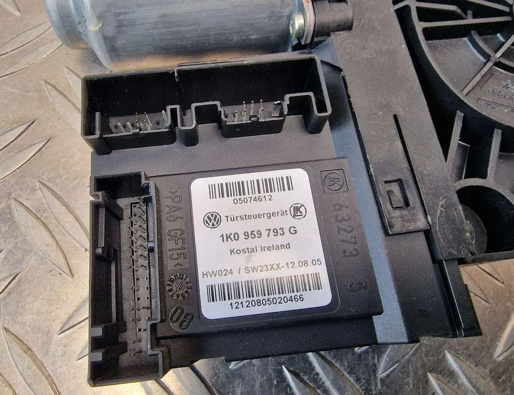 SKODA Octavia 1 generation (1996-2010) Priekšējo kreiso durvju logu pacēlāja motorīts 1T0959701B,1K0959793G 31252445