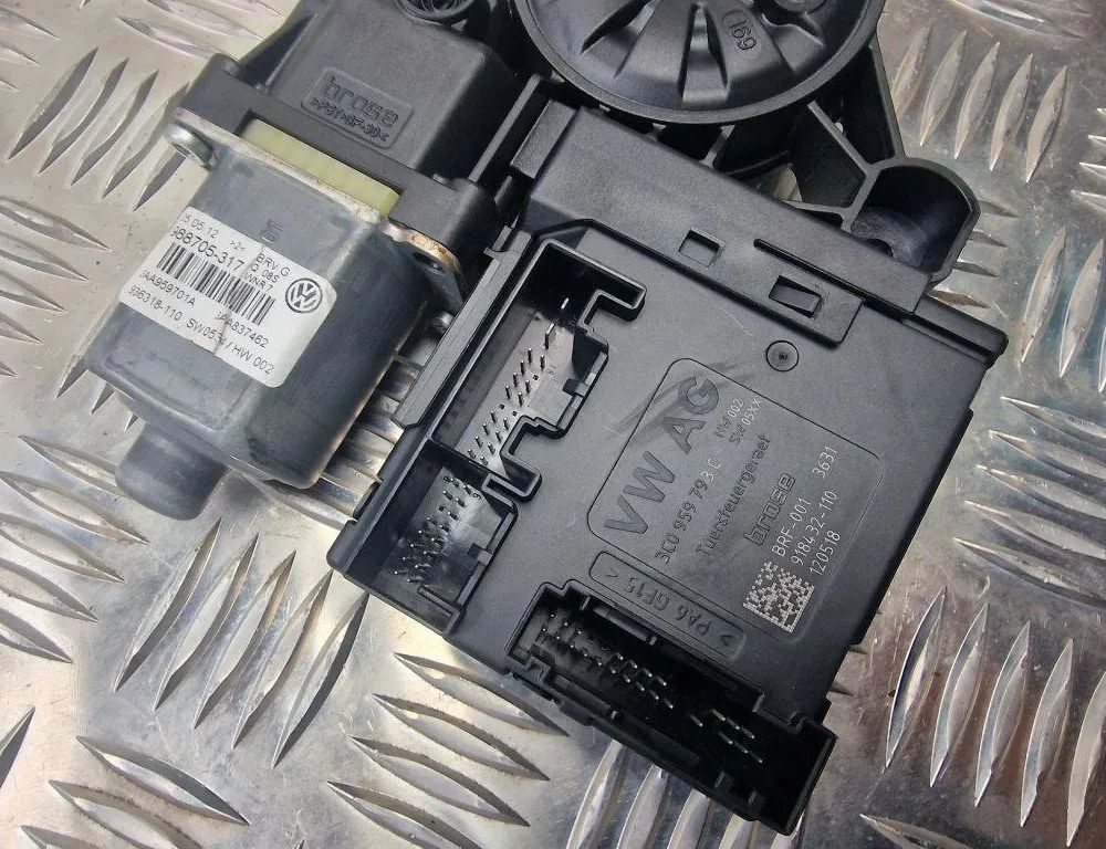 VOLKSWAGEN Passat B7 (2010-2015) Маторчик стеклоподъемника передней левой двери 3C0959793C 31252698