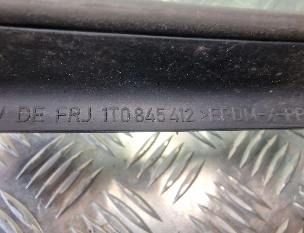 VOLKSWAGEN Touran 1 generation (2003-2015) Фортка передняя левая 1T0845412 31253966