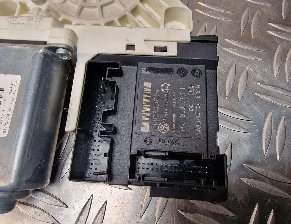 VOLKSWAGEN Passat B7 (2010-2015) Маторчик стеклоподъемника передней левой двери 1K0959701P,1K0959793L 31259953