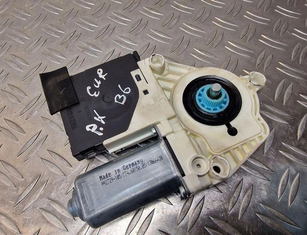 VOLKSWAGEN Passat B7 (2010-2015) Маторчик стеклоподъемника передней левой двери 1K0959701P,1K0959793L 31259953