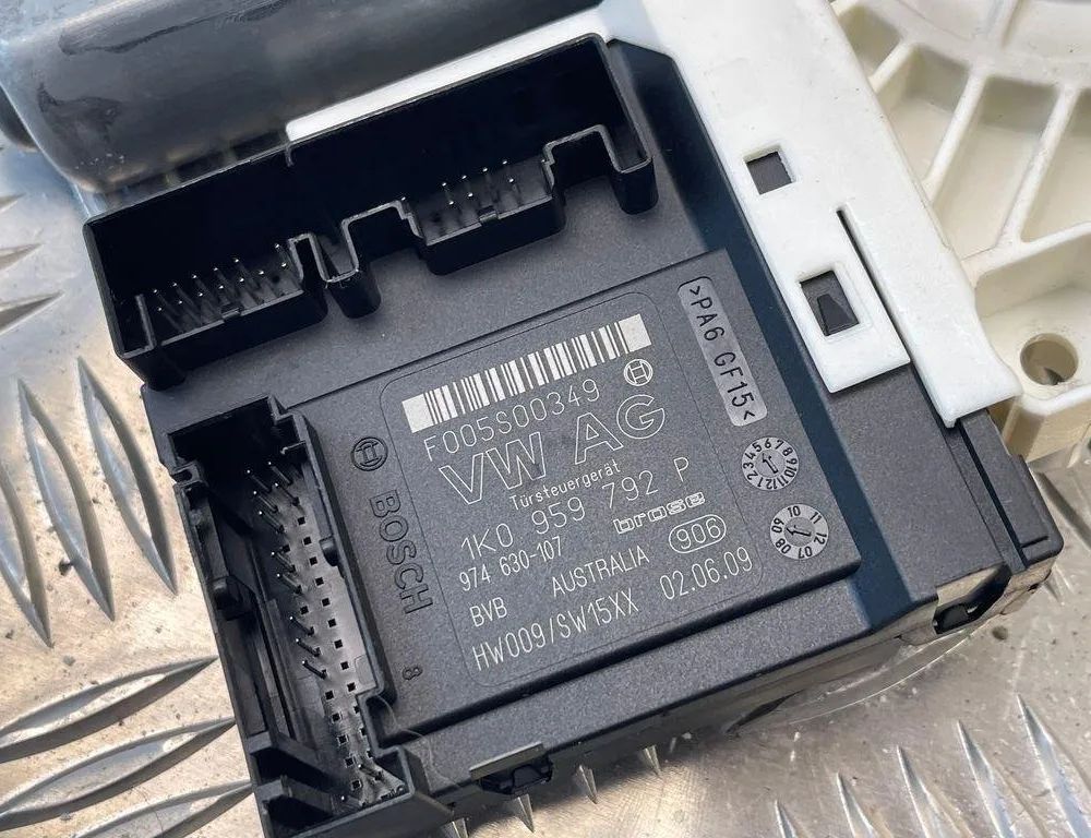 VOLKSWAGEN Passat B6 (2005-2010) Маторчик стеклоподъемника передней левой двери 1K0959792P 31270379