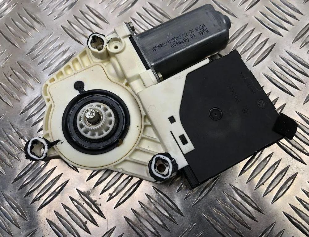 VOLKSWAGEN Golf 5 generation (2003-2009) Priekšējo kreiso durvju logu pacēlāja motorīts 1K4837402F 31274449