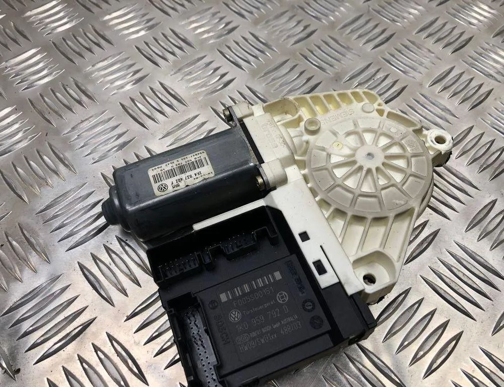 VOLKSWAGEN Golf 5 generation (2003-2009) Priekšējo kreiso durvju logu pacēlāja motorīts 1K4837402F 31274449