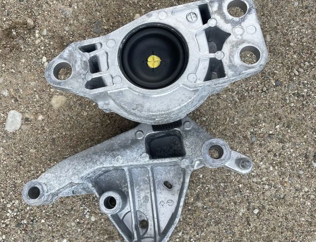 NISSAN Qashqai 2 generation (2013-2023) Подушка двигателя правая 112326ub0a 24292119