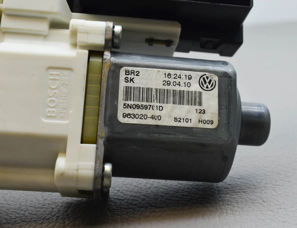 VOLKSWAGEN Tiguan 1 generation (2007-2017) Маторчик стеклоподъемника передней правой двери 5N0959701D,5K0959793 11511188