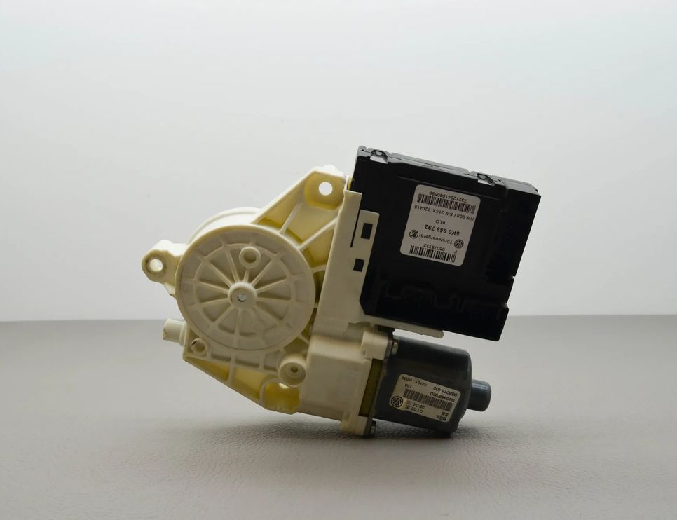 VOLKSWAGEN Tiguan 1 generation (2007-2017) Маторчик стеклоподъемника передней левой двери 5N0959702D,5K0959792 11511239