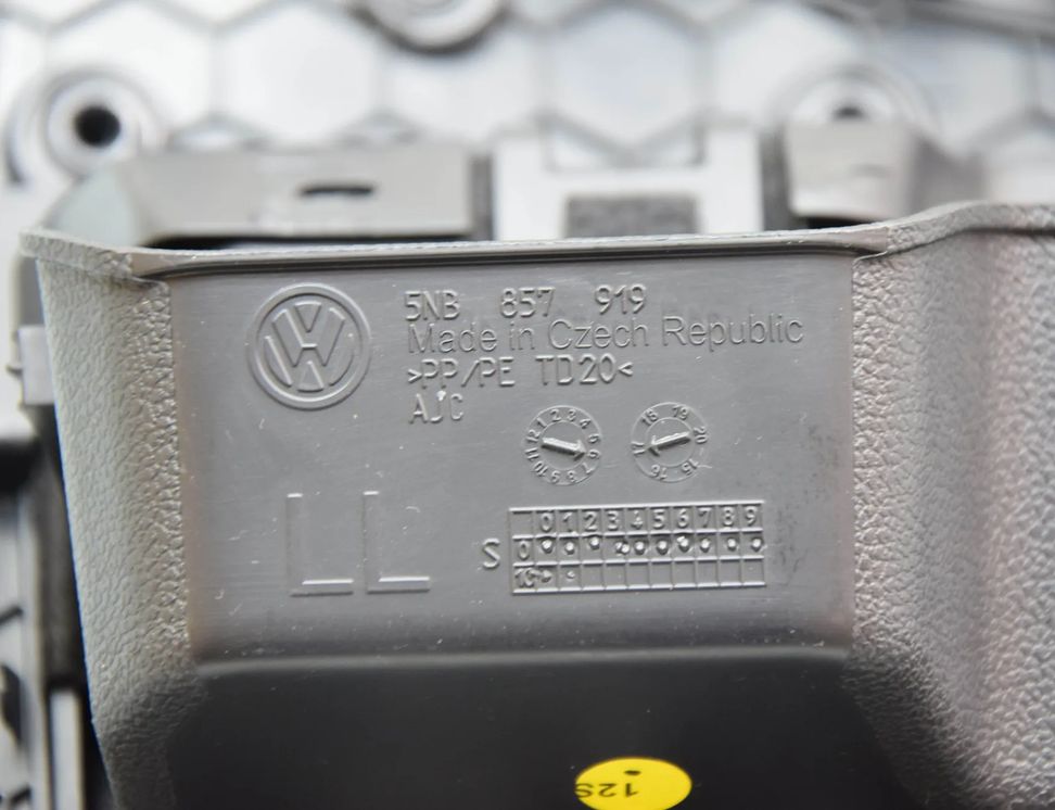 VOLKSWAGEN Tiguan 2 generation (2016-2024) Cimdu nodalījums 5NB857919,5NB858365 32032303