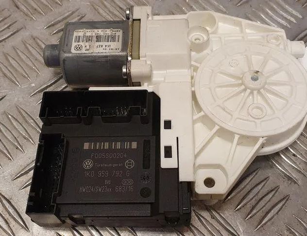 VOLKSWAGEN Golf 8 generation (2019-2023) Front Left Door Window Regulator Motor 0130822229 31569570