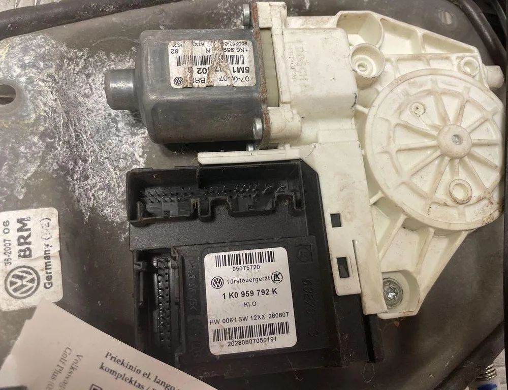 VOLKSWAGEN Golf Plus 1 generation (2004-2009) Стеклоподъемник передней правой двери 1K0959792 31586631