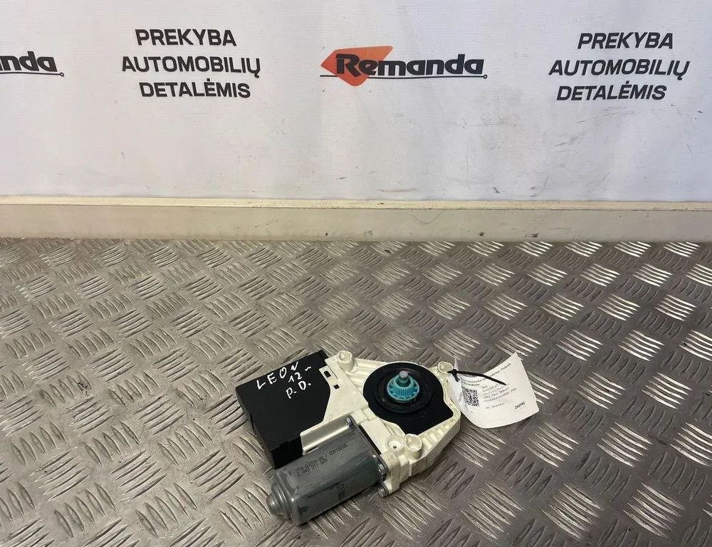 SEAT Leon 3 generation (2012-2020) Priekšējo kreiso durvju logu pacēlāja motorīts 1T0959702AB 31593730