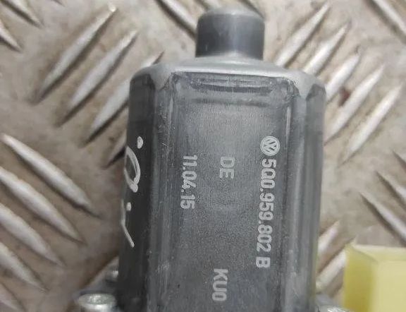 VOLKSWAGEN Golf 7 generation (2012-2024) Маторчик стеклоподъемника передней левой двери 5Q0959802 31594637