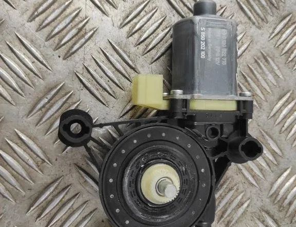 VOLKSWAGEN Golf 7 generation (2012-2024) Маторчик стеклоподъемника передней левой двери 5Q0959802 31594637
