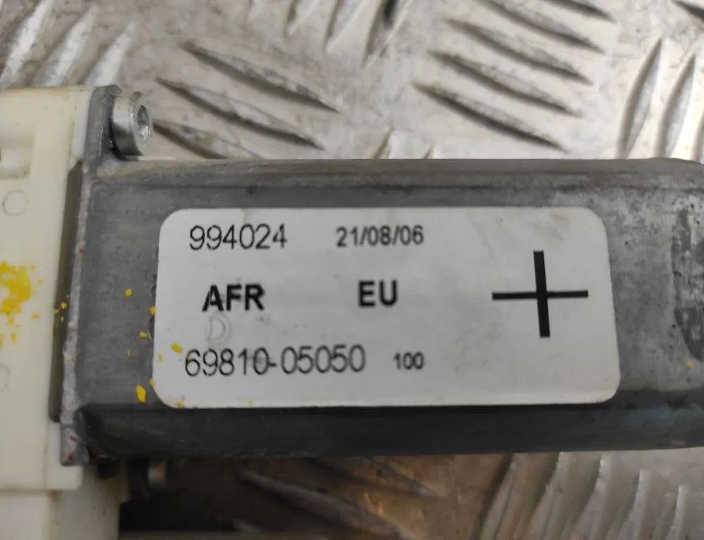 TOYOTA Avensis 2 generation (2002-2009) Priekšējo labo durvju logu pacēlājs 6981005050 31596108