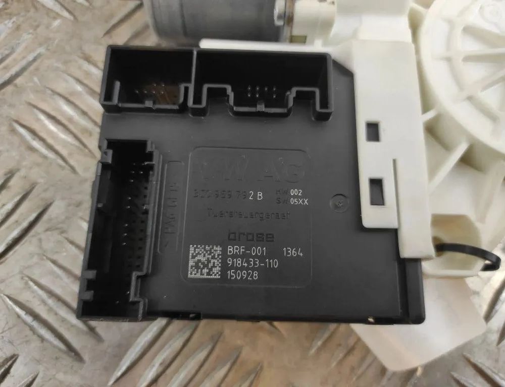 VOLKSWAGEN Tiguan 1 generation (2007-2017) Маторчик стеклоподъемника передней левой двери 5N0959702F 31605382