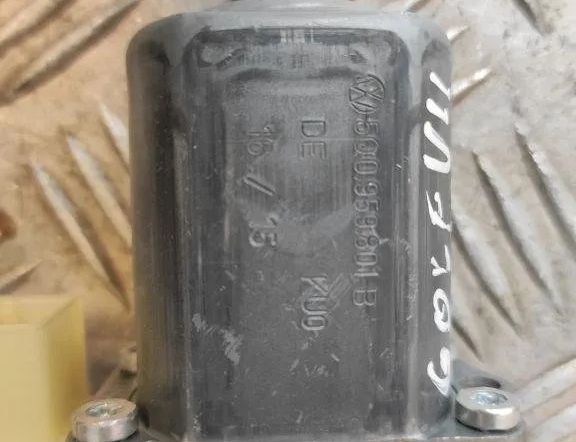 VOLKSWAGEN Golf 7 generation (2012-2024) Маторчик стеклоподъемника передней левой двери 0130822717 31611730