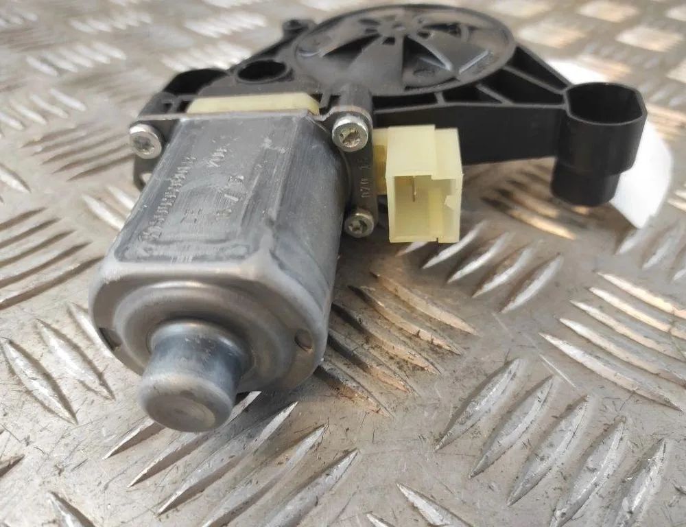 VOLKSWAGEN Golf 7 generation (2012-2024) Маторчик стеклоподъемника передней левой двери 0130822717 31611730