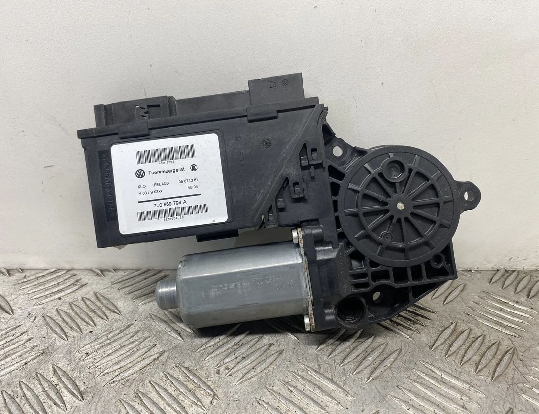 VOLKSWAGEN Touareg 1 generation (2002-2010) Aizmugurējo labo durvju loga vadības motorīts 7L0959794A,7L0959704C 21703014