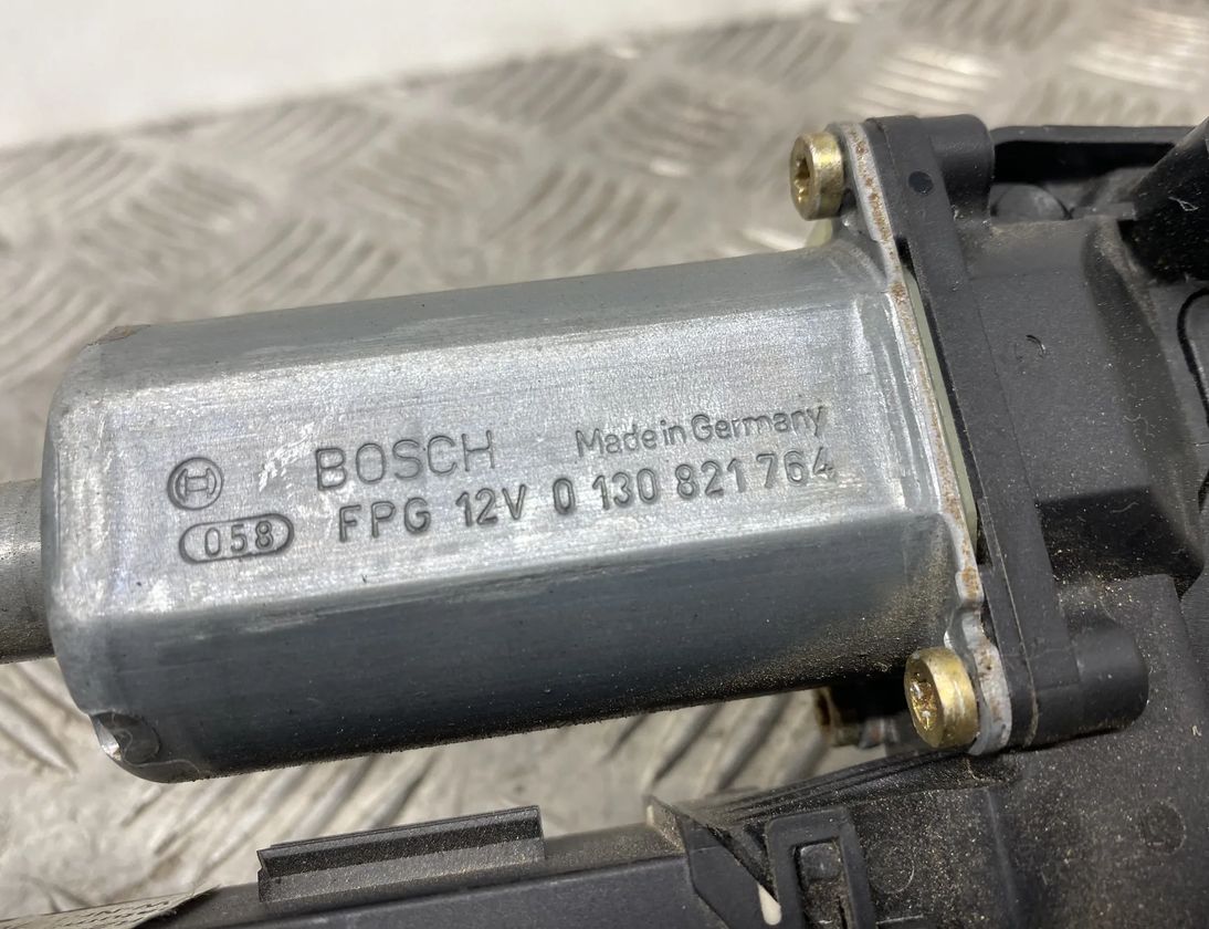 VOLKSWAGEN Touareg 1 generation (2002-2010) Aizmugurējo labo durvju loga vadības motorīts 7L0959794 21703072