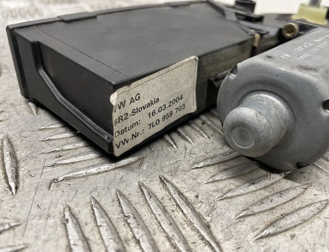 VOLKSWAGEN Touareg 1 generation (2002-2010) Rear Left Door Window Control Motor 7L0959795,0130821765,7L0959703 21802918