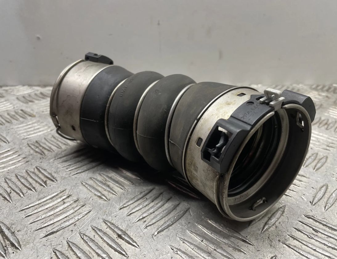 BMW 4 Series F32/F33/F36 (2013-2020) шланг радиатора интеркулера 8513450 22939393