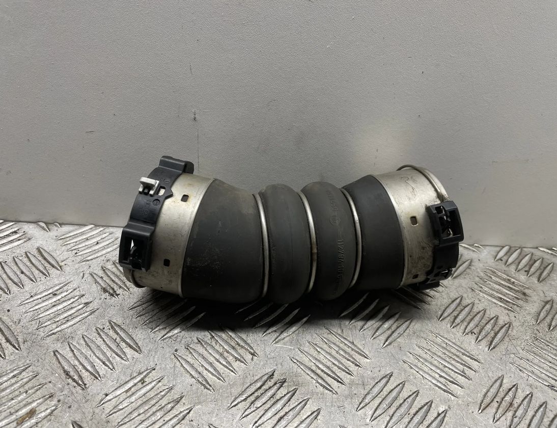 BMW 4 Series F32/F33/F36 (2013-2020) шланг радиатора интеркулера 8513450 22939393