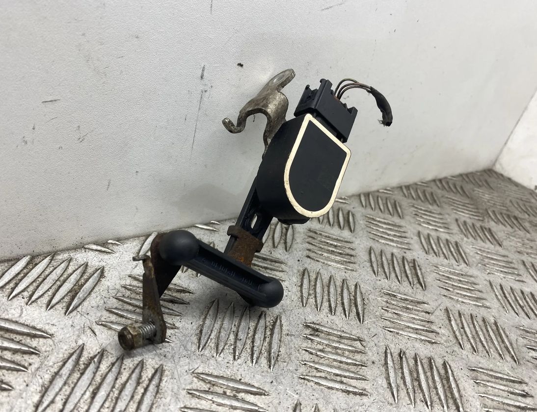 BMW M5 F10 (2011-2016) Датчик уровня передний левый 6860843,37146860843 23825172